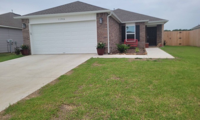 Coweta House | Charming 3-bedroom house with AC and WiFi in Coweta