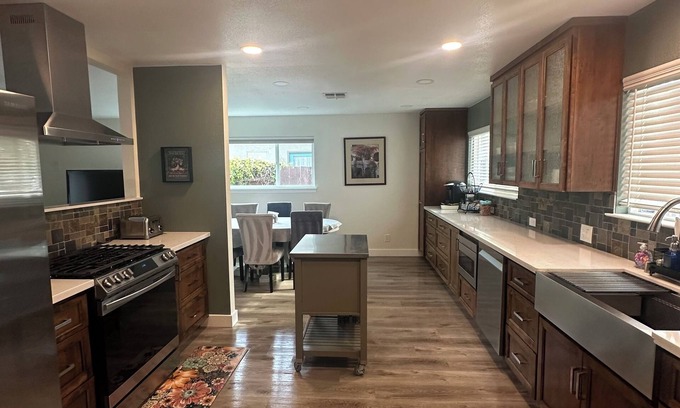 Davis House | Charming 3-bedroom house with WiFi and AC in amazing Davis