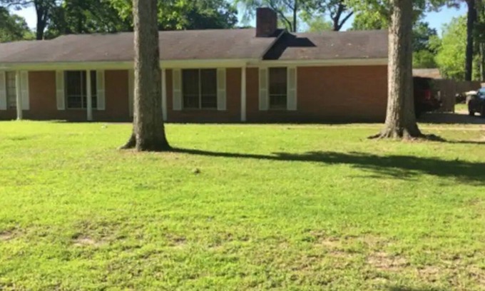 Monroe House | Charming 3-bedroom house with WiFi and AC in Monroe