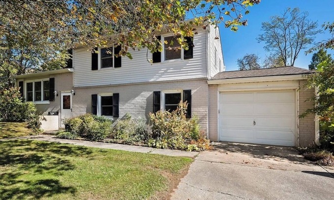 Newark House | Charming 3-bedroom house with WiFi, AC in Newark DE, walking distance to UDEL