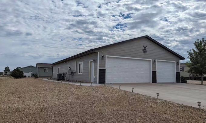 Pierre House | Charming 3-bedroom house with WiFi, AC minutes from Lake Oahe/3 stall garage