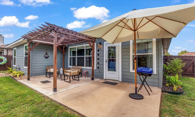 Taylor House | Charming 3-bedroom house with pool, massage chair, fitness room, WiFi in Taylor