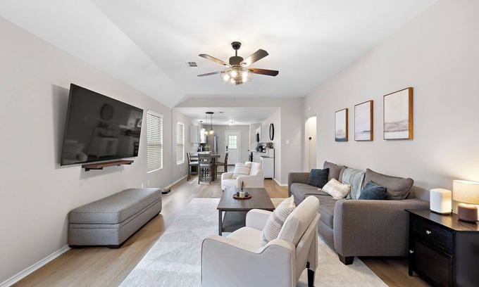 Tomball House | Charming 3-bedroom Monthly Stay Home in Pleasant Tomball