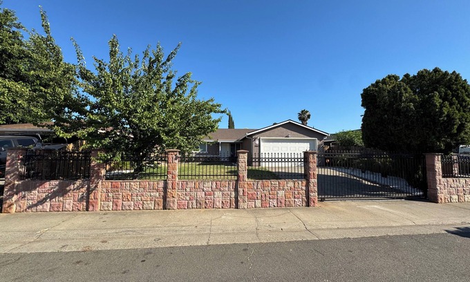 Sacramento House | Charming 3-bedroom Private Home in the Heart of Sacramento