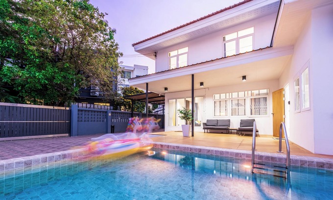 Phra Khanong Nuea Villa | Charming 3-bedroom Pool villa with WiFi and AC in fabulous Wattana