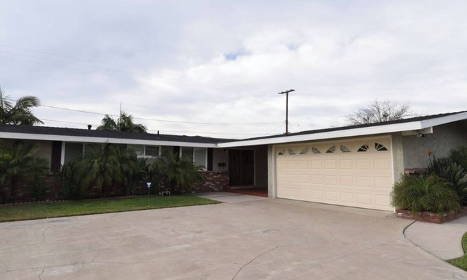 Sherwood Forest and Thistle Development House | Charming 3-bedroom single house in Anaheim with WiFi, AC. Close to DISNEYLAND