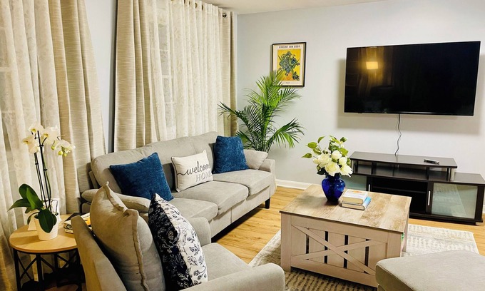 Marblehead House | Charming 3-bedroom townhome in Marblehead n3 miles to Salemn14 miles to Boston