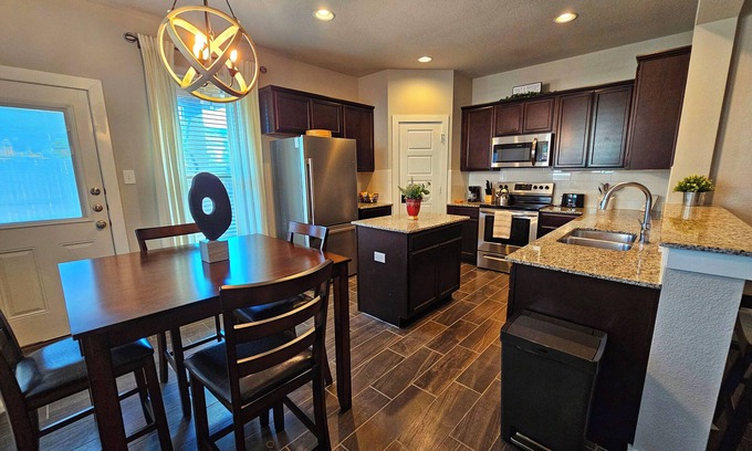 Midlothian House | Charming 3-bedroom townhome with fast WiFi in fabulous Midlothian TX