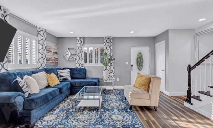 Northeast House | Charming 3-bedroom townhome w/free parking in Washington/Oasis outdoor fam-fri