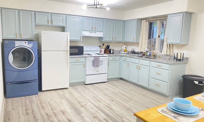 Winchester House | Charming 3-bedroom townhome with AC and WiFi in lovely Winchester