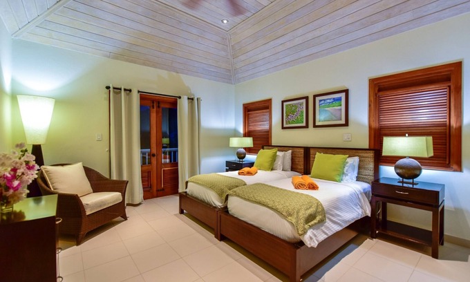 Freetown Villa | Charming 3 Bedroom Townhouse with Pool - On Resort