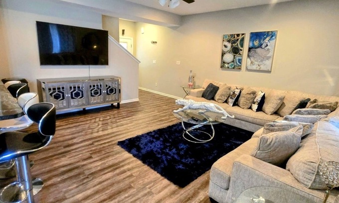 Grimes House | Charming 3-bedroom townhome with AC and WiFi in GrimesnWeekly discount is 10%