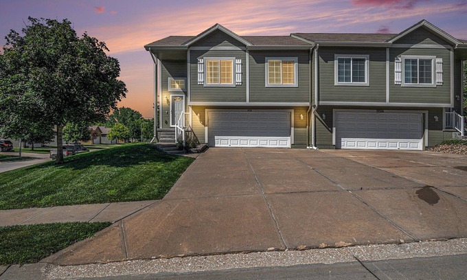 Millard House | Charming 3-bedroom townhome with WiFi, AC in marvelous West Omaha
