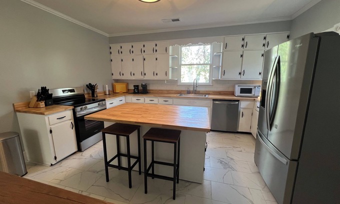 Somerset House | Charming 3 bedroom - Two Blocks from the Fountain