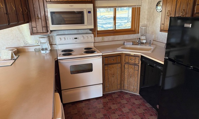 Breezy Point Cabin | Charming 3-bedroom cabin with WiFi, fitness room in Breezy Point
