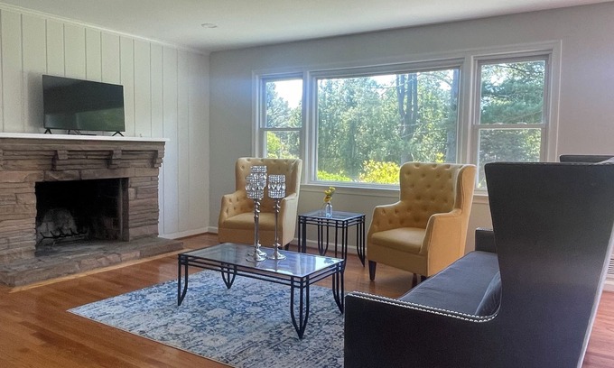 Hunter Mill House | Charming 3-bedroom house in wonderful Great Falls with WiFi, AC