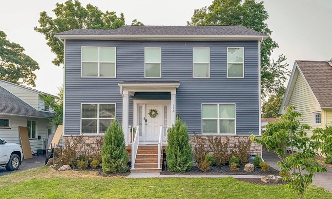 East Irondequoit House | Charming 3-bedroom house, Game Room, Office, Sea-Breeze, Lake Ontario, Rochester