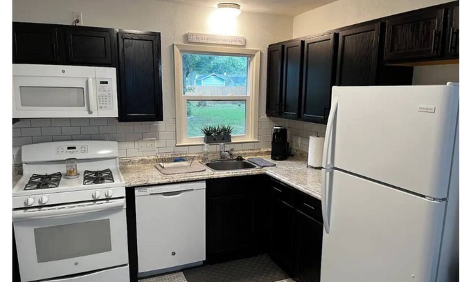 Lake Jackson House | Charming 3-bedroom home with spacious private yard
