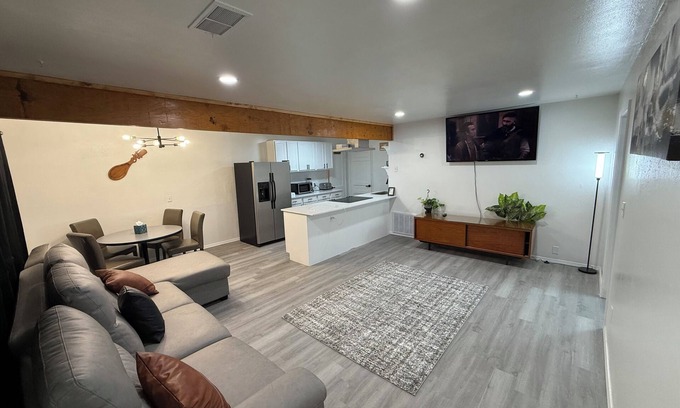 Midwest City House | Charming 3-bedroom with WiFi and AC in Midwest City