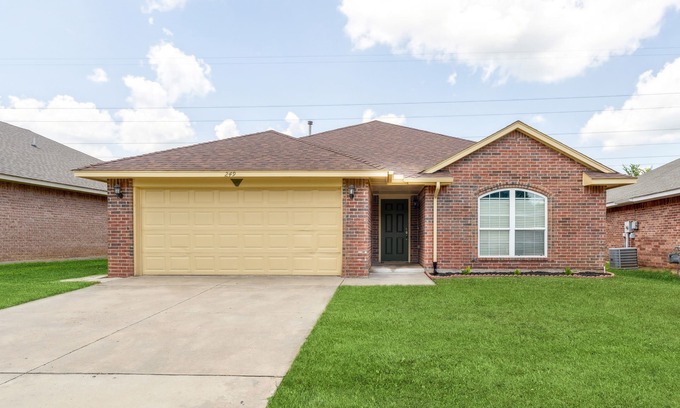 Midwest City House | Charming 3-bedroom house with WiFi and AC in Midwest City