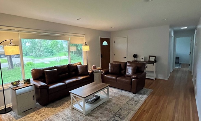 Plymouth House | Charming 3-bedroom house in amazing Minneapolis west metro with WiFi, AC, yard