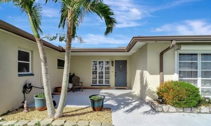 Oakland Hills House | Charming 3-bedroom house with WiFi, AC in Rotonda West