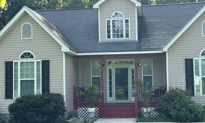 St. Pauls House | Charming 3-bedroom house in Saint Pauls with AC, WiFi