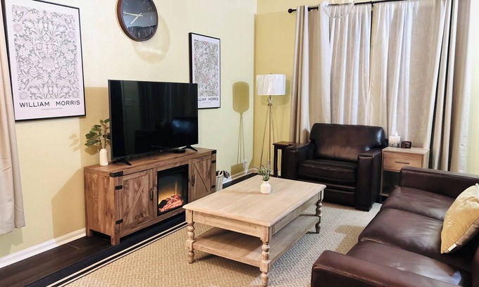 West San Antonio House | Charming 3-bedroom townhome, BMT Lackland, near SeaWorld, & 15mins to Downtown