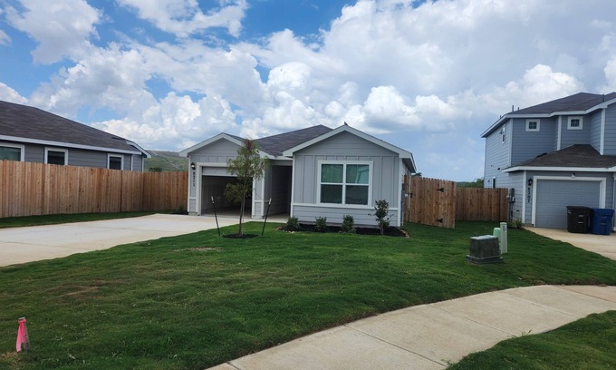 Southside House | Charming 3-bedroom house with AC and WiFi in lovely San Antonio, 10 minutes lafb