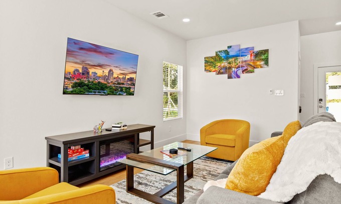 Denver Heights House | Charming 3-Bedroom, 2 King Beds, 10 Minutes to Downtown San Antonion