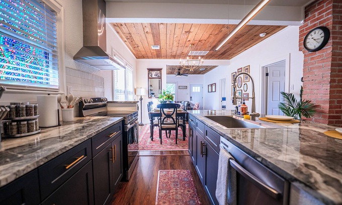 Monte Vista House | Charming 3-bedroom house with WiFi and AC in San Antonio
