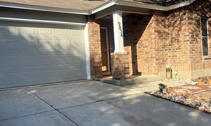 San Antonio House | Charming 3-bedroom house with AC, WiFi in pleasant San Antonio
