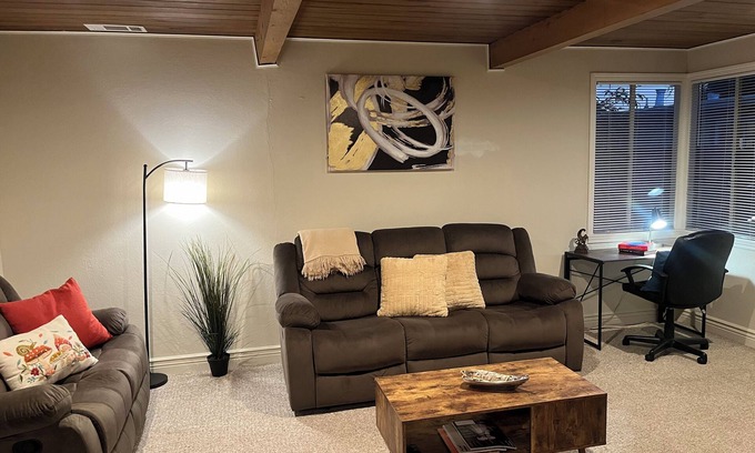 Ashland House | Charming 3-bedroom bungalow in terrific San Lorenzo with AC, WiFi. 3 bed2 bath