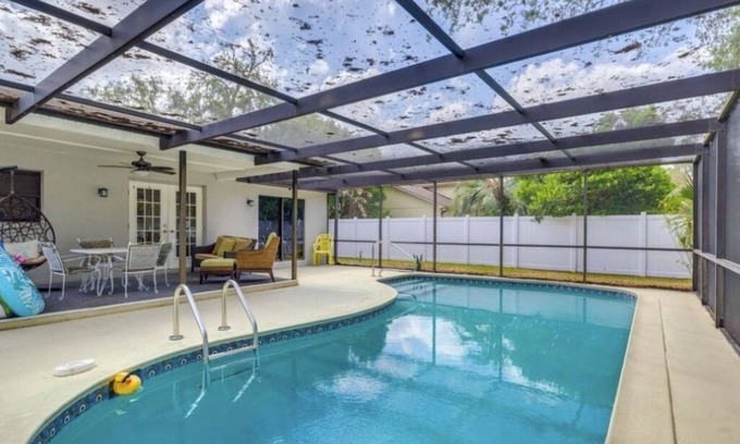 Berkeley Manor House | Charming 3-bedroom house in Spring Hill with WiFi, AC