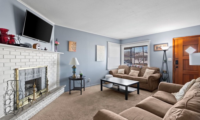 Springfield House | Charming 3-bedroom house in enchanting Springfield with Wifi, Smart TV, King Bed