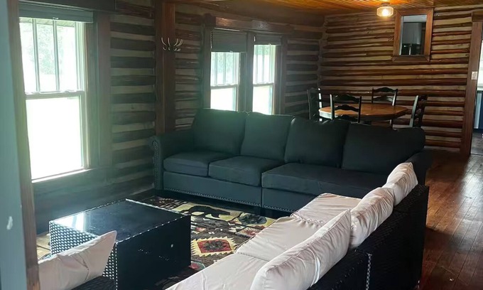 Thonotosassa Cabin | Charming 3-bedroom log cabin with AC, WiFi in fabulous Thonotosassa