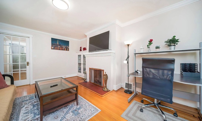 Dunbar Villa | Charming 3-bedroom villa with WiFi and AC in amazing Vancouver