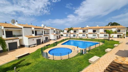 Mosqueira House | Charming 3-Bedroom Villa with Pool in Albufeira