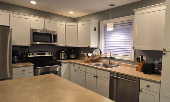 Bangor House | Charming 3-bedroom with WiFi, AC, Office/fitness room in fabulous Bangor.