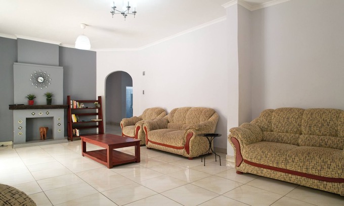 Livingstone Resort | Charming 3-bedroom resort with Garden, swimming pool, WiFi, AC in Livingstone