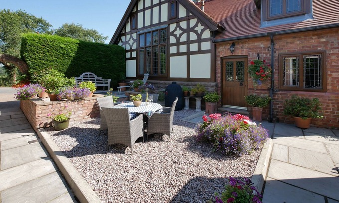 Tarporley Cabin | Charming 3-BR cottage in the English countryside