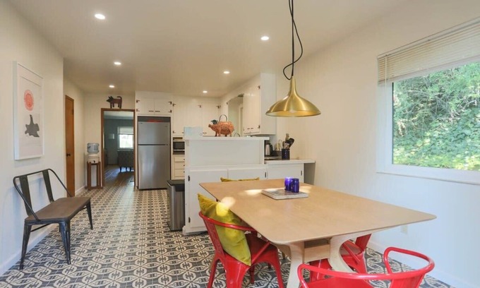 Redwood Heights House | Charming 3 BR Home Near Redwood Park w/Bay Views