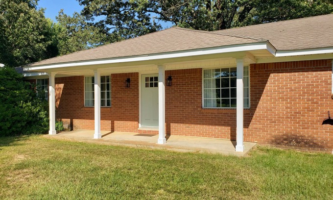 Pope House | Charming 3 BR house in Pope, 36 min to Ole Miss, 3 miles to Enid Lake boat ramps