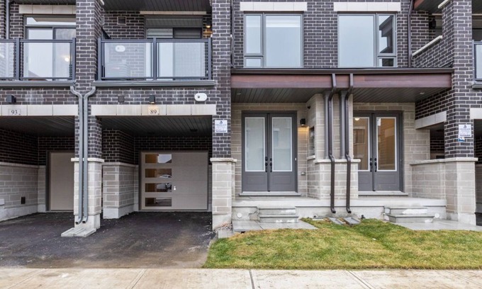 Vaughan House | Charming 3-Story Townhouse, Free Parking