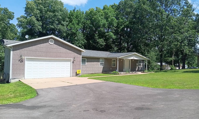 Waynesville House | Charming 3bd/2ba house in Waynesville with WiFi & AC, near FLW, Full Kitchen.