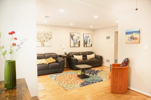 Landmark House | Charming 3bd Alexandria House, 11 miles to DC, Nice front view