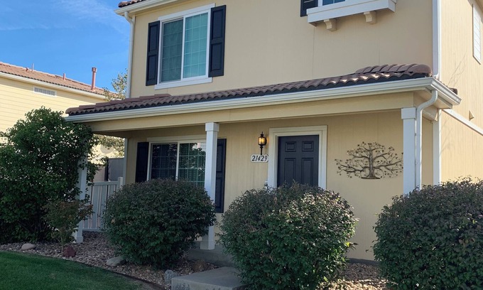 Green Valley Ranch House | Charming 3bed 2.5 bth, Cozy,close to DIA, 2 Car Garage, Great Back yard AC, WiFi