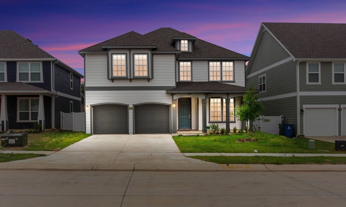 Lincoln Park House | Charming 3BR Aubrey Getaway