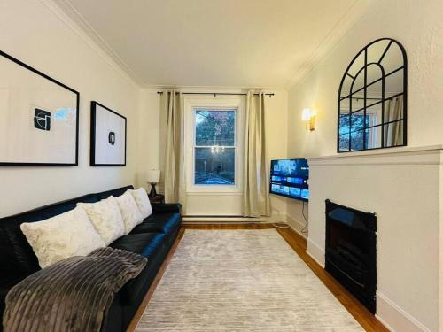 Cote-Des-Neiges—Notre-Dame-De-Grace Apartment | Charming 3BR Getaway, Free Parking & Near Metro