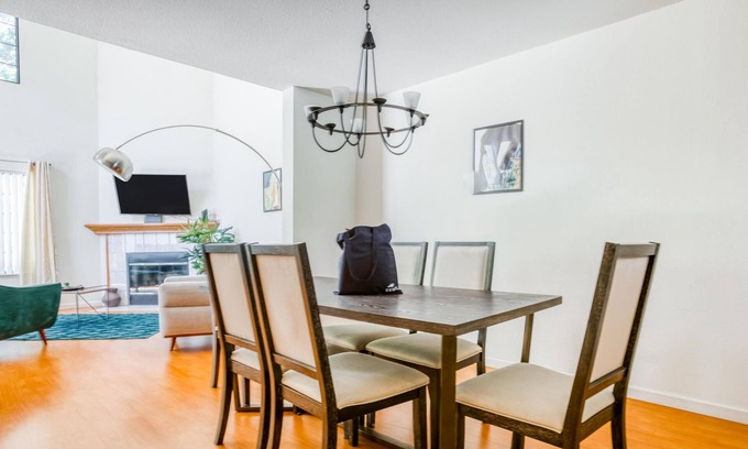 Carmine - Parkmont House | Charming 3BR Townhouse in San Jose